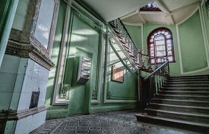 Must have Питера: панорама с высоты и дворы, парадные и коммуналка