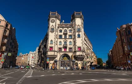 Экскурсия по дворам и парадным Петроградской стороны