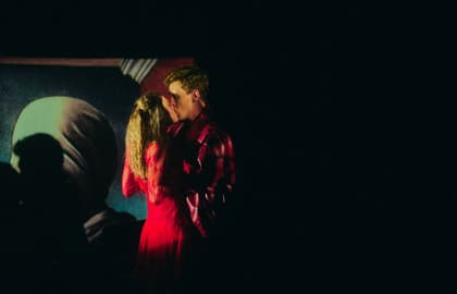 Смех в темноте