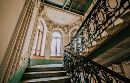 Питерский vibe: скрытые парадные, дворы-колодцы и коммуналка