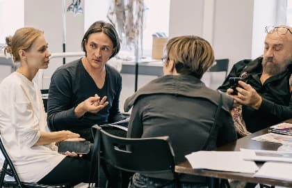 Двое на качелях